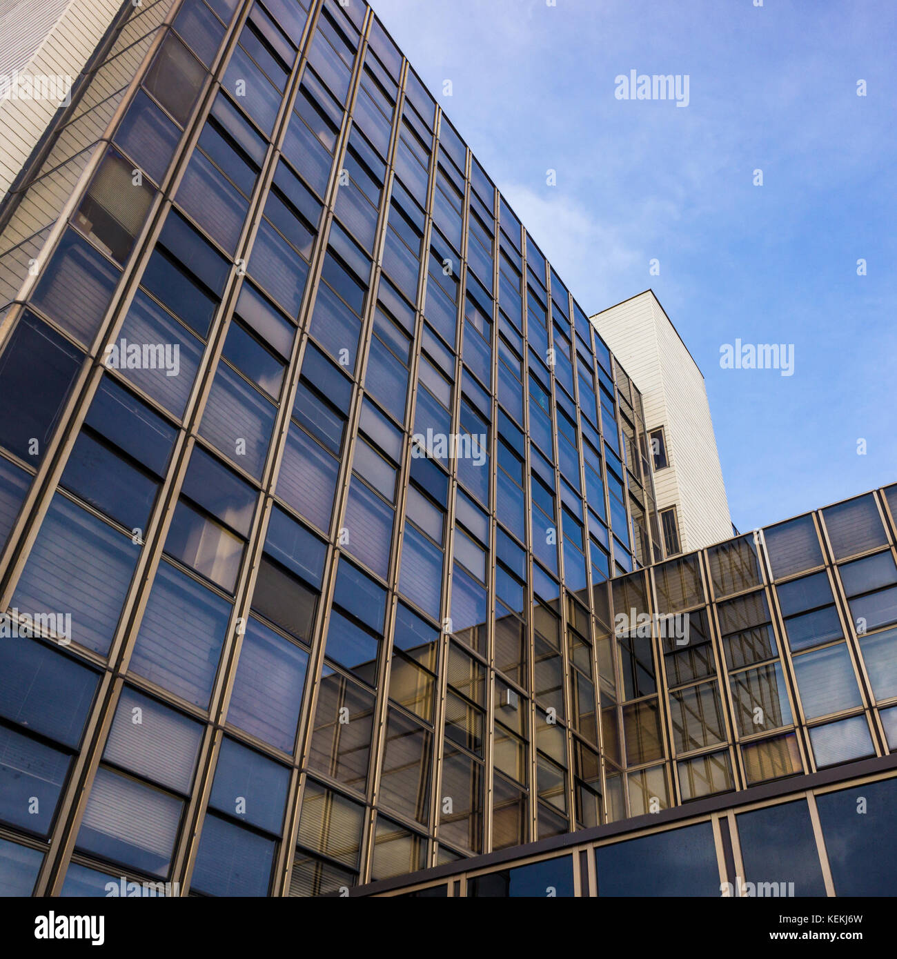 Una facciata di vetro edificio per uffici presi in Southampton, Hampshire, Regno Unito. Foto Stock