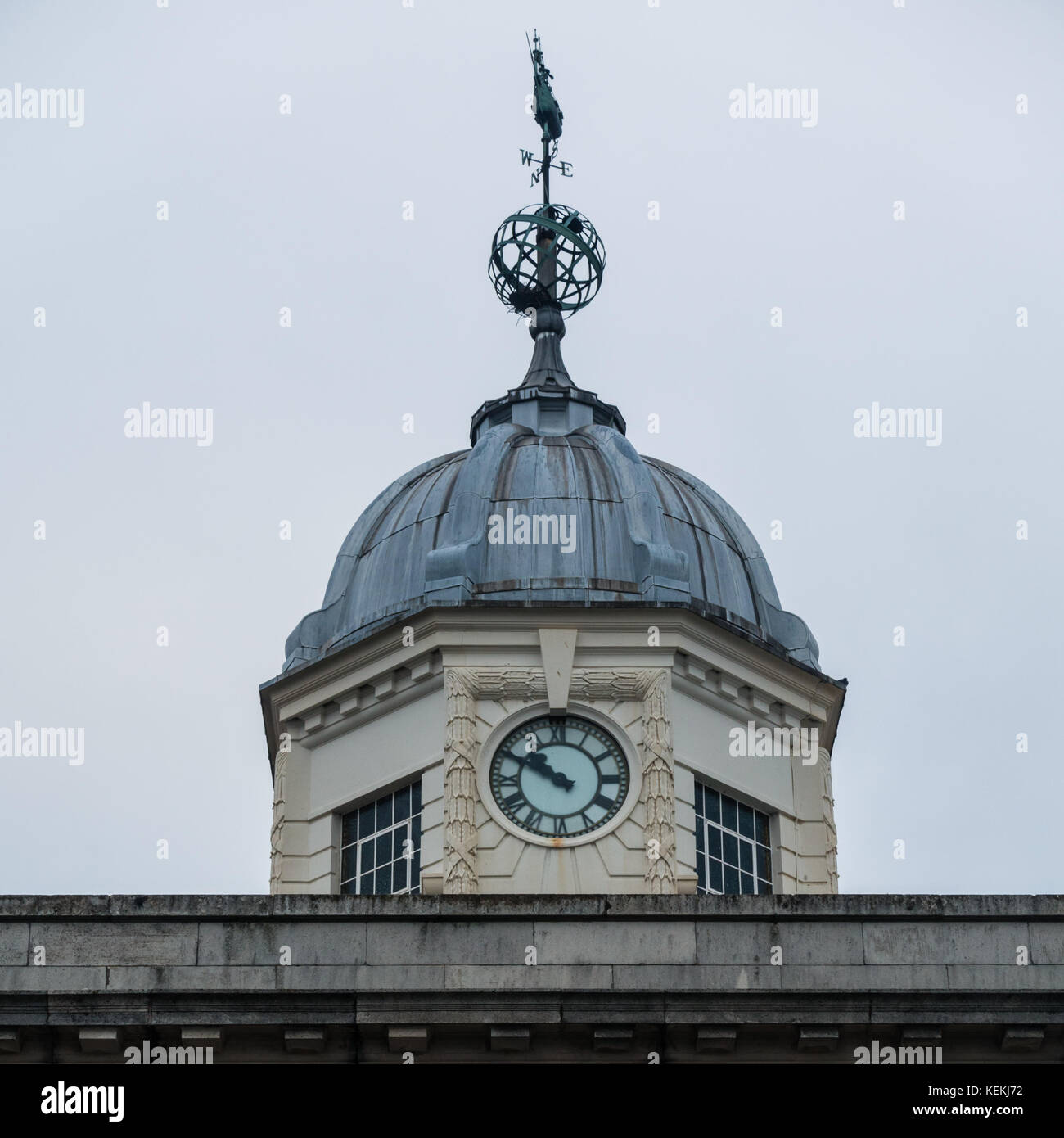 Un colpo di clock tower con un tetto a cupola da un edificio a Southampton, Hampshire, Inghilterra. Foto Stock