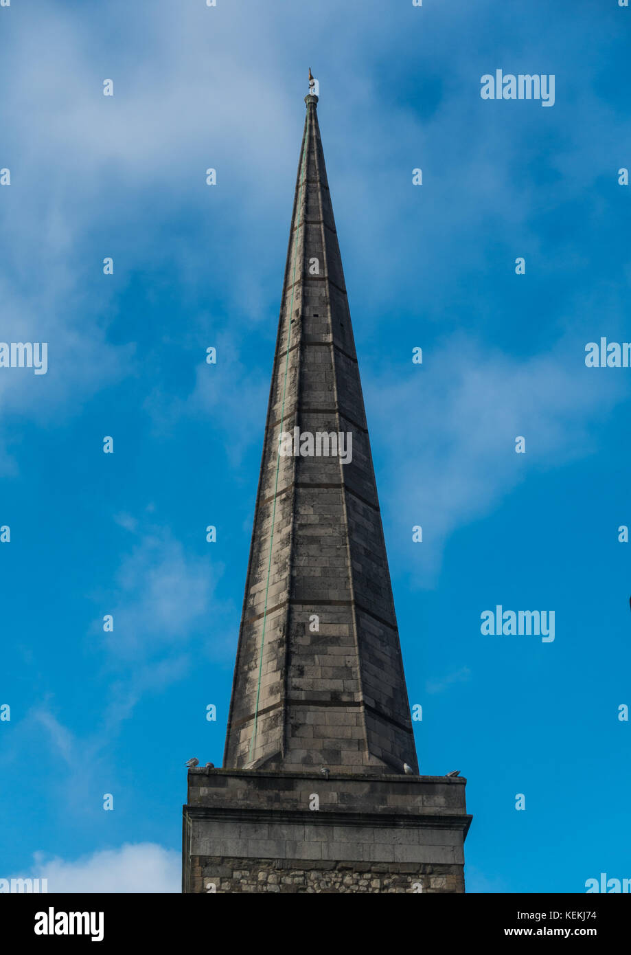 Un colpo della chiesa campanile della chiesa di san Michele contro un cielo blu di Southampton, Hampshire, Inghilterra. Foto Stock