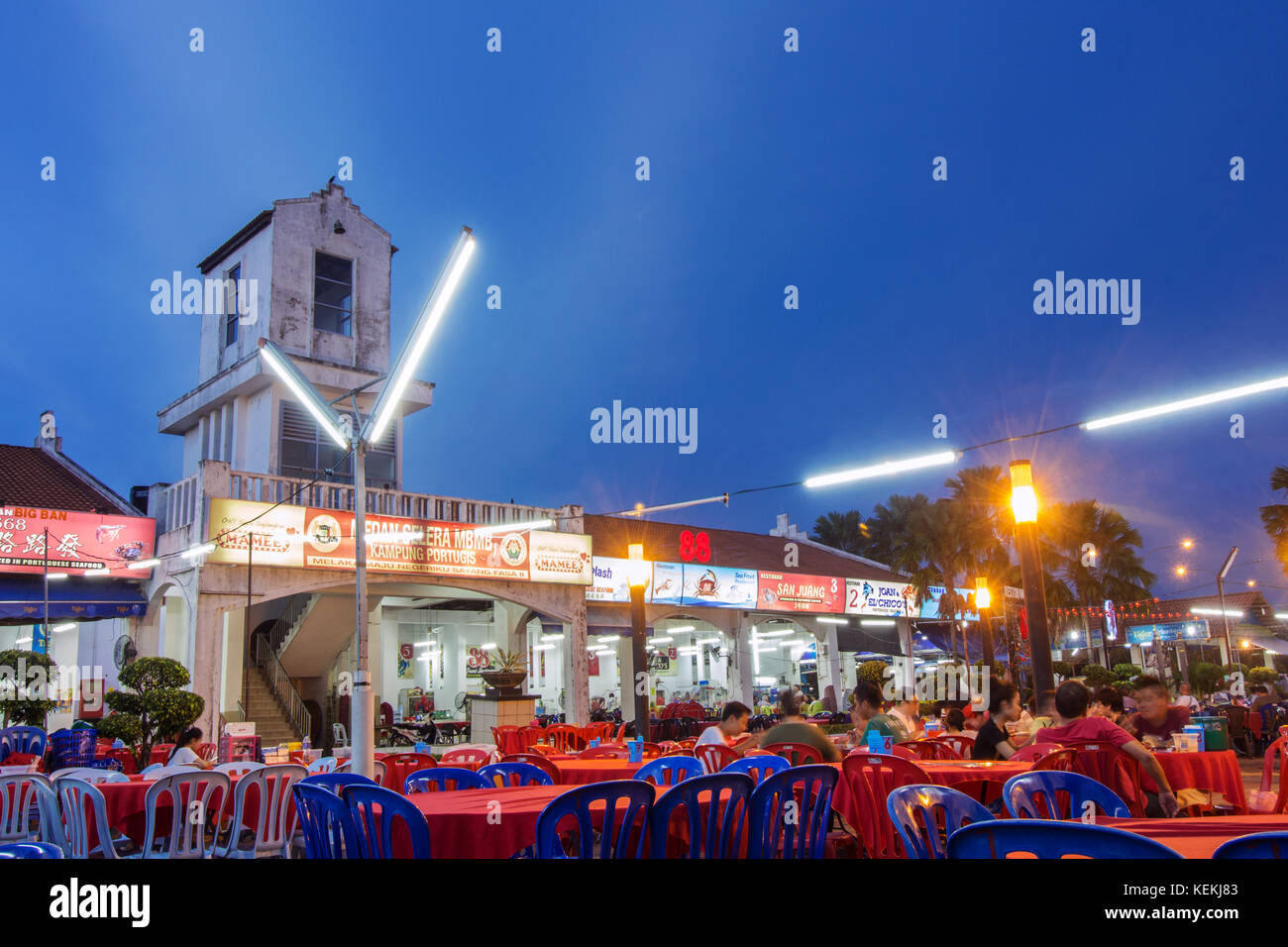 Malacca, MALAYSIA Agosto 20, 2017 : l'insediamento portoghese di Malacca è una comunità portoghese e un famoso cibo corte per i suoi piatti a base di pesce, un turista attra Foto Stock