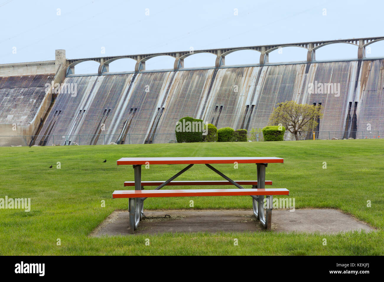 Tavolo da picnic al grand coulee dam, sponde del lago, stato di Washington orientale lungo il corridoio coulee Scenic Byway. Parte del grand coulee progetto lungo Foto Stock