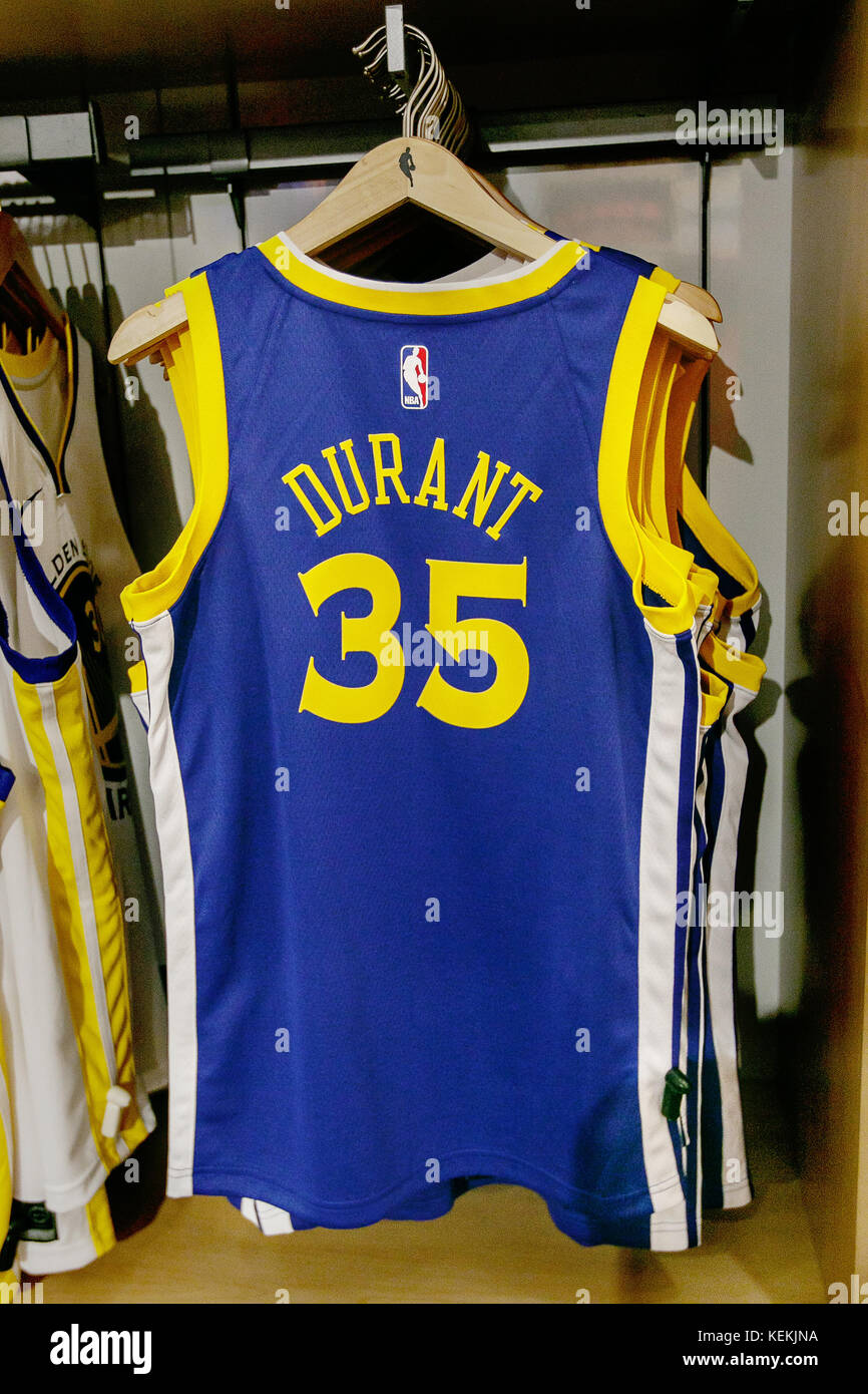 Replica Jersey di Kevin Durant del Golden State Warriors in vendita nella NBA store in Manhattan. Foto Stock