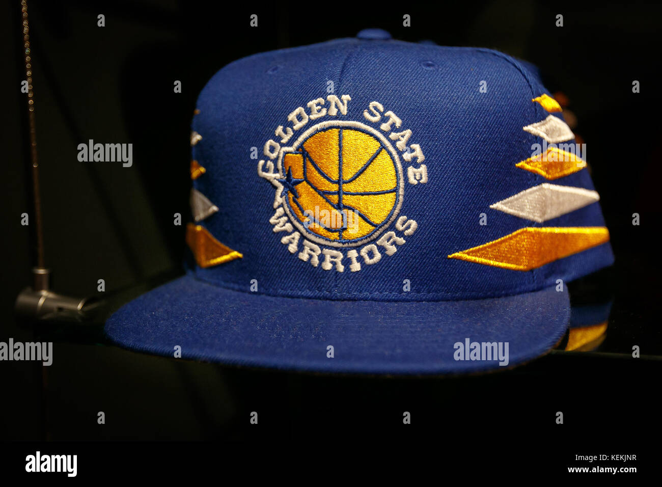 Golden State Warriors hat in vendita nella NBA store in Manhattan. Foto Stock