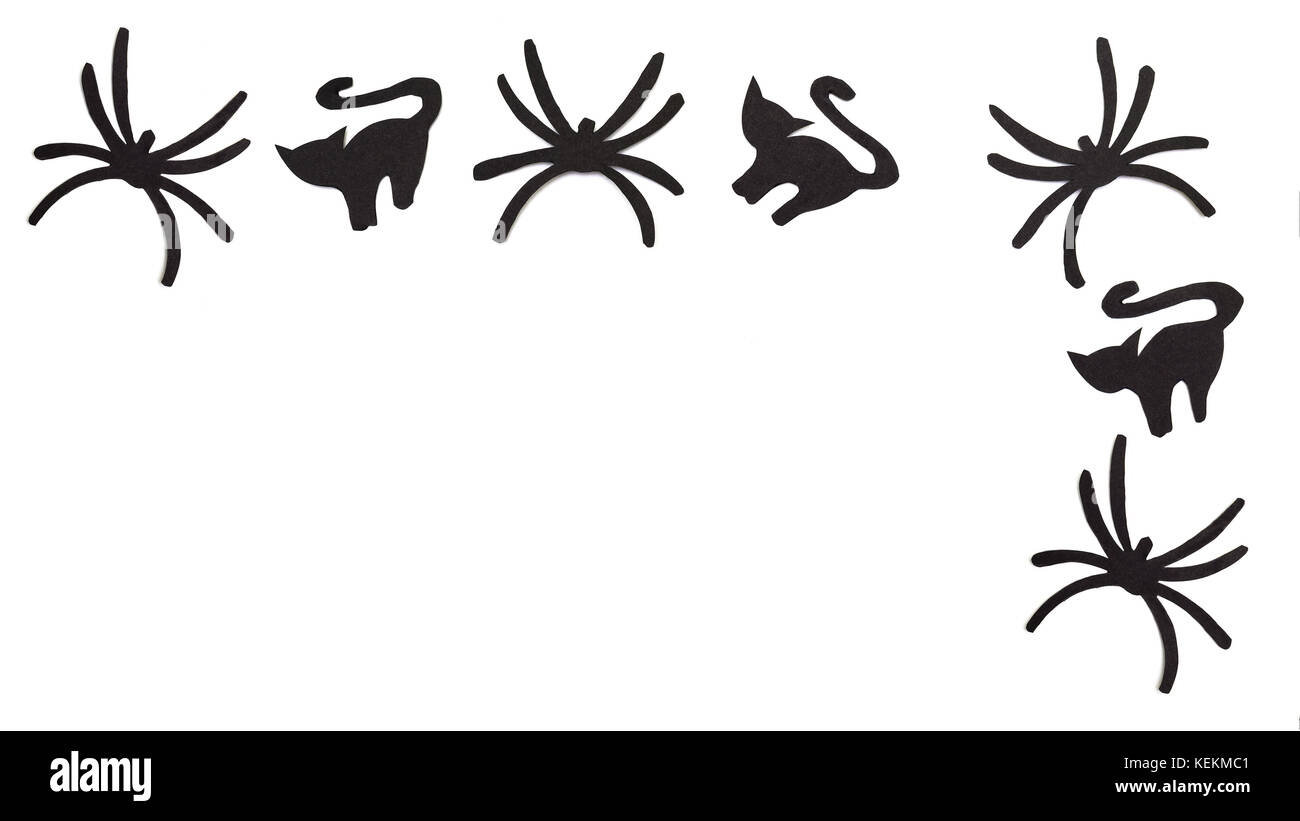 Sagome di gatti neri e ragni scolpito in carta nera sono isolati su bianco per la festa di Halloween. Concetto di Halloween Foto stock - Alamy