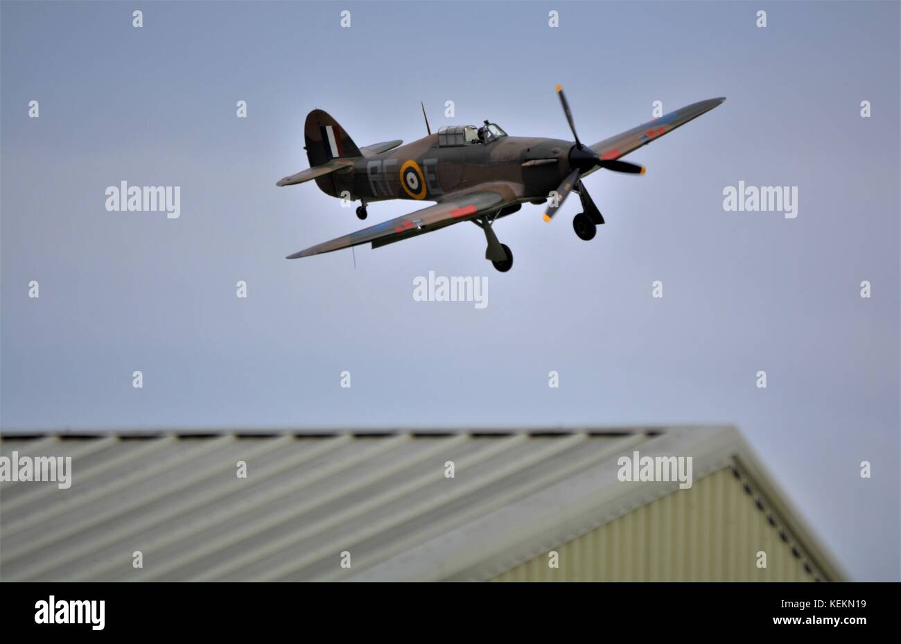 Hawker Hurricane guerra mondiale 2 fighter in atterraggio a Duxford airfield Foto Stock