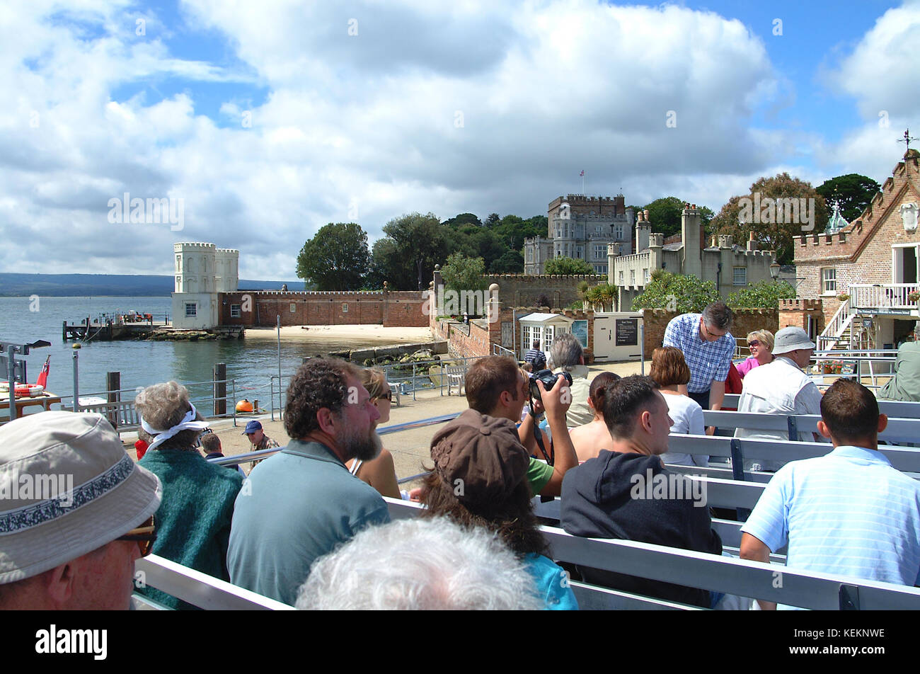 Passeggeri su sul traghetto a Brownsea Island Poole, Dorset, England, Regno Unito Foto Stock
