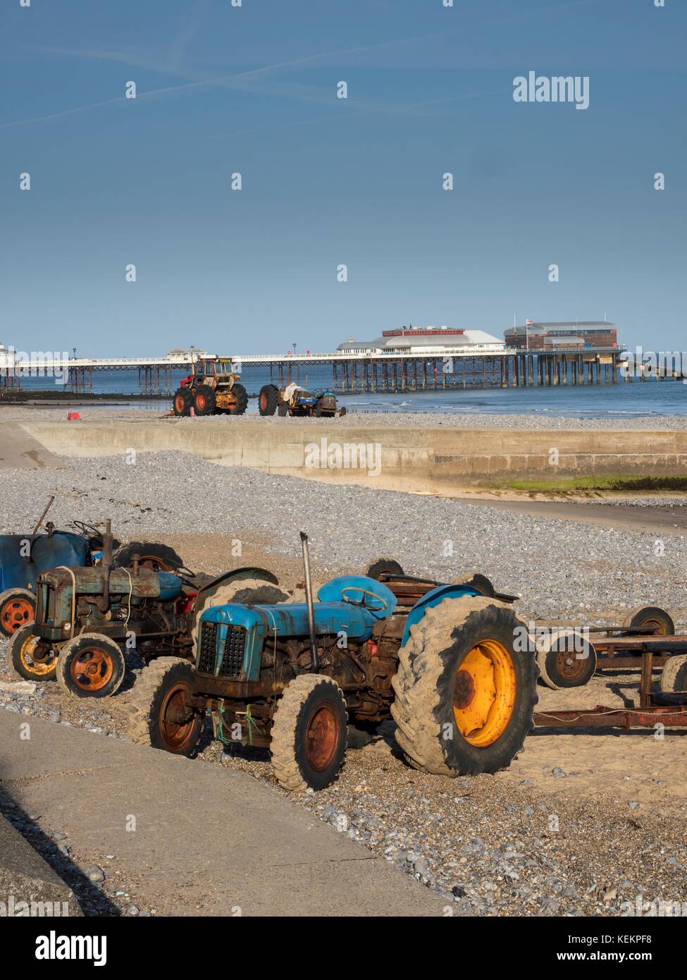 Trattori fishermens sulla spiaggia di sunny cromer, Norfolk, Inghilterra Foto Stock