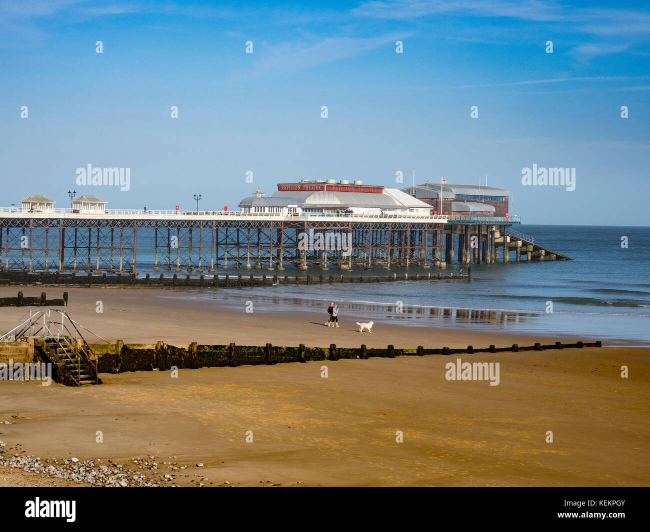 Vista del Cromer Beach che mostra il famoso molo, Norfolk, Inghilterra, Foto Stock