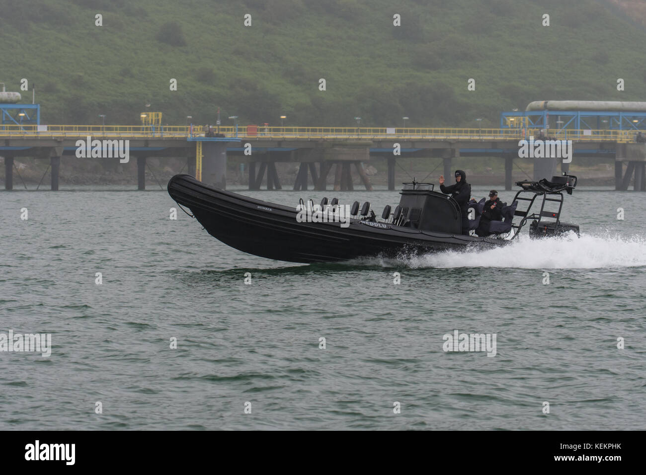 La polizia pattuglia Milford haven in una nervatura veloce Foto Stock