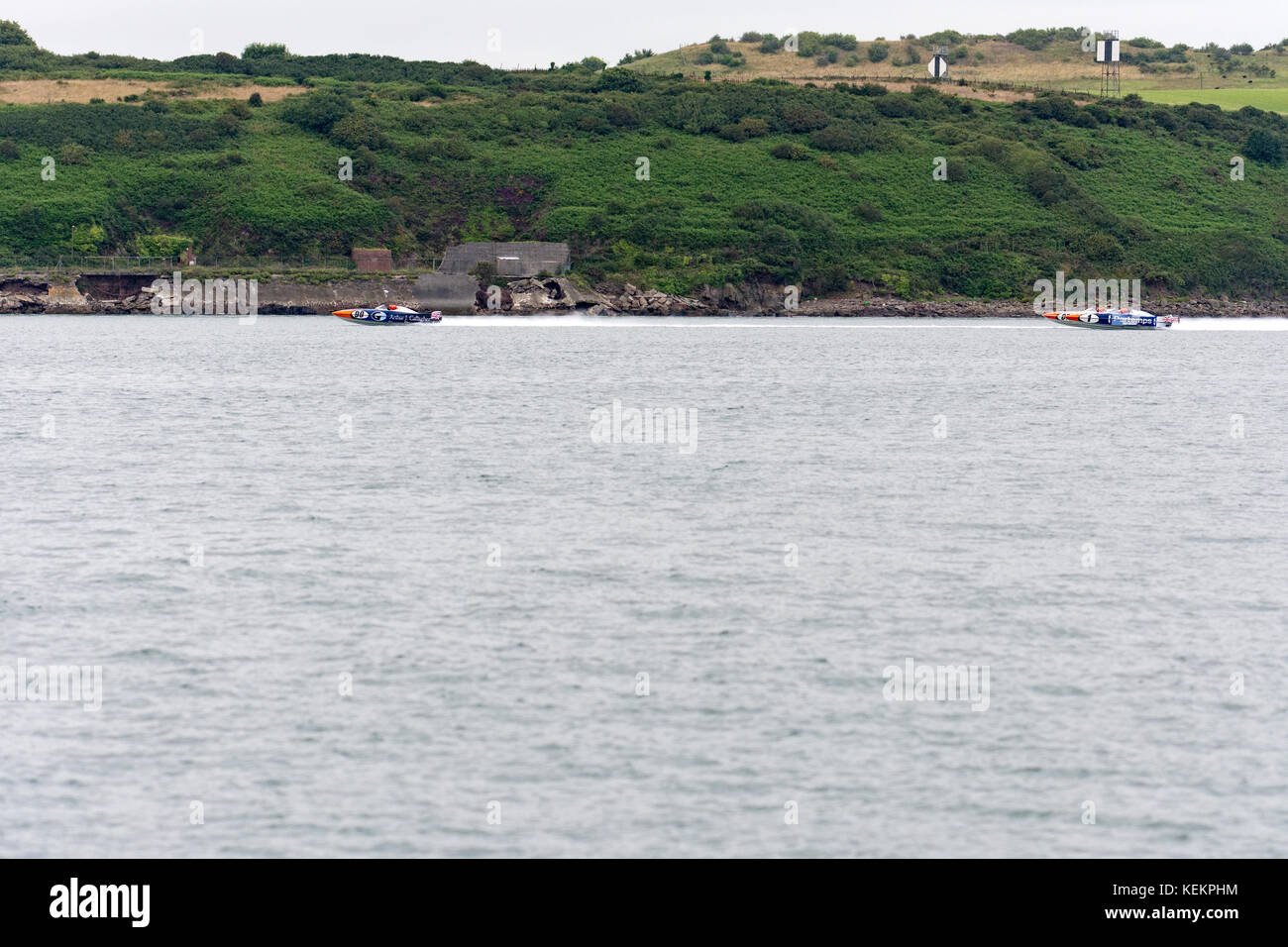 Corse Powerboat sulle calme acque di Milford haven Foto Stock