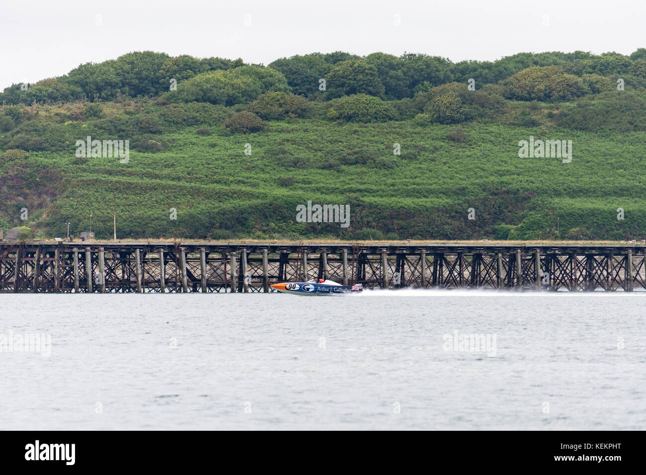 Corse Powerboat sulle calme acque di Milford haven Foto Stock