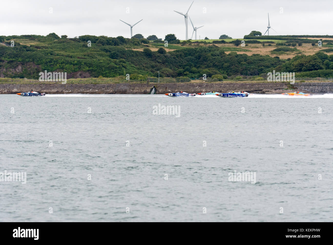 Corse Powerboat sulle calme acque di Milford haven Foto Stock