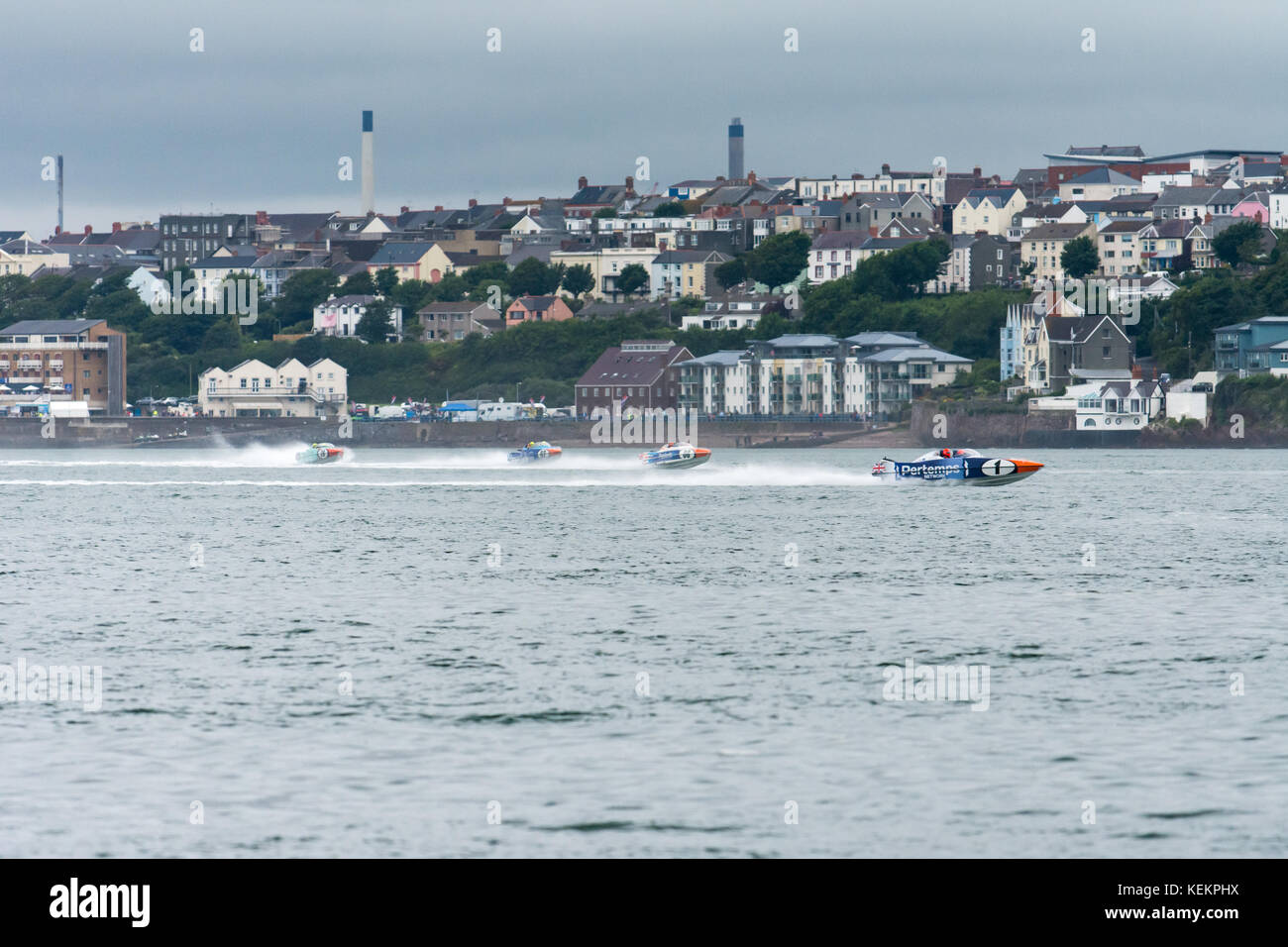 Corse Powerboat sulle calme acque di Milford haven Foto Stock