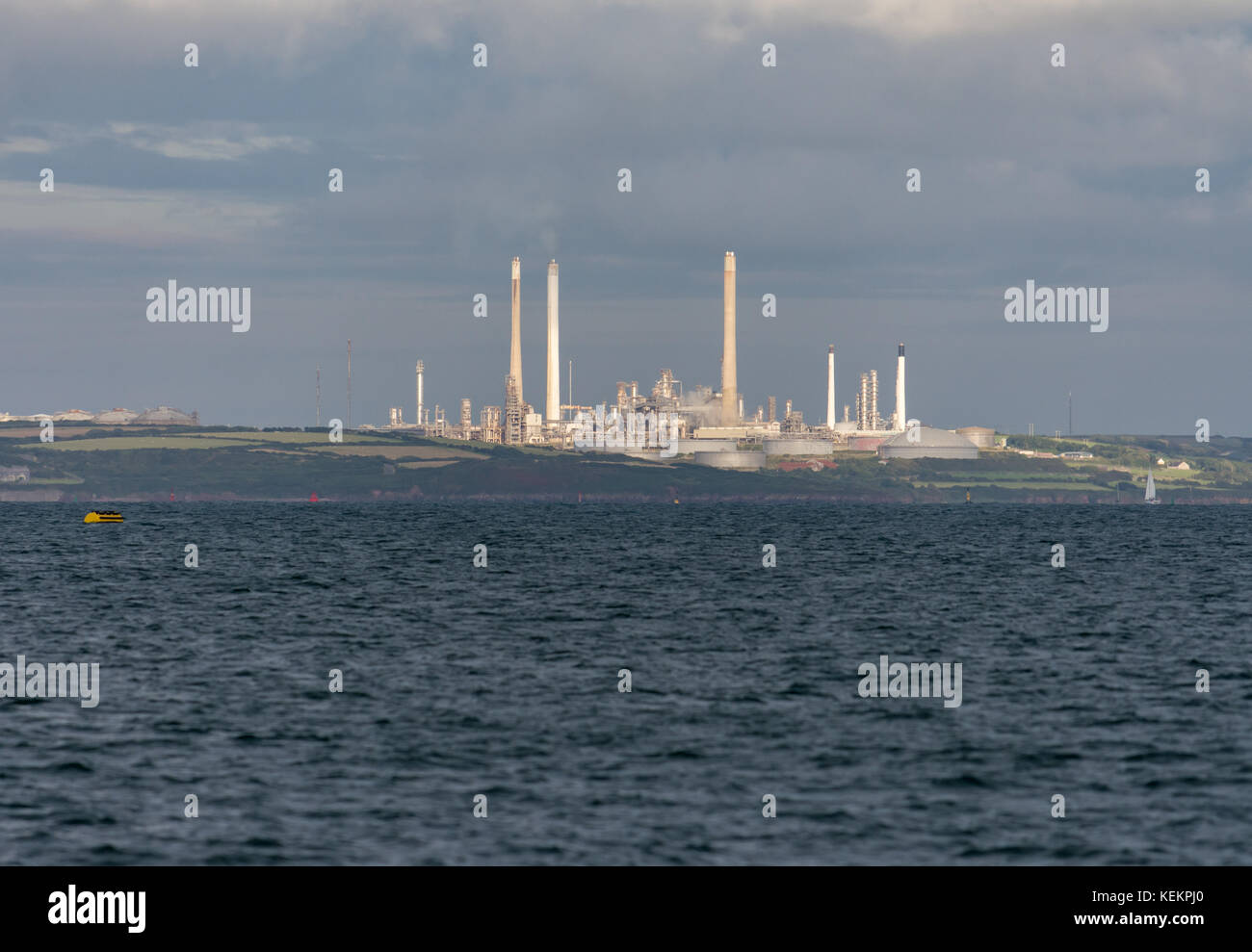 Pembrokeshire raffineria di petrolio su una serata estati visto da una barca ancorata a dale Foto Stock
