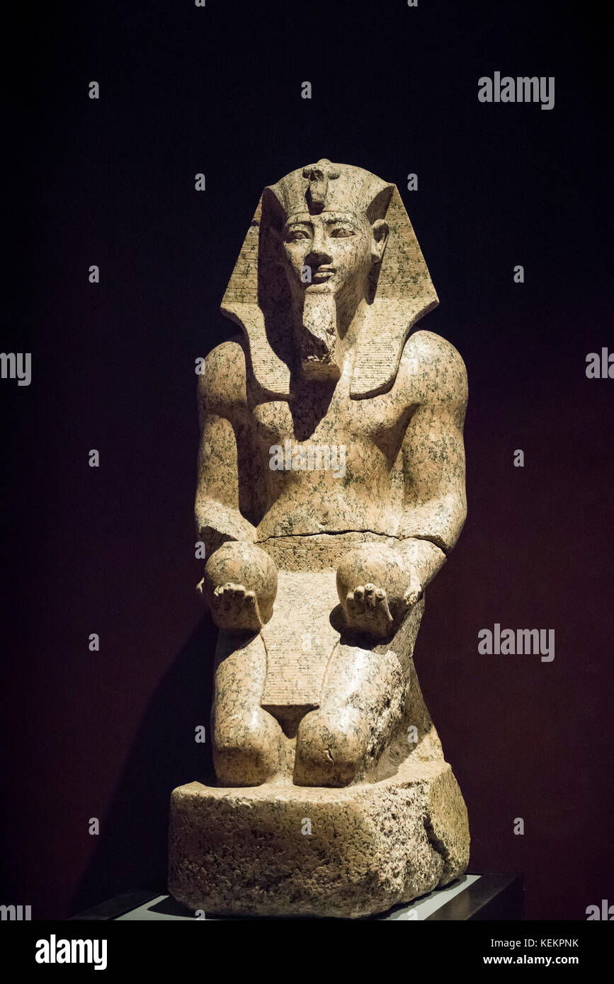 Torino. L'Italia. Ritratto inginocchiato statua del faraone Amenhotep II indossando un nemes & offrendo due vasi globulari. Nuovo Regno, XVIII dinastia (1425 Foto Stock