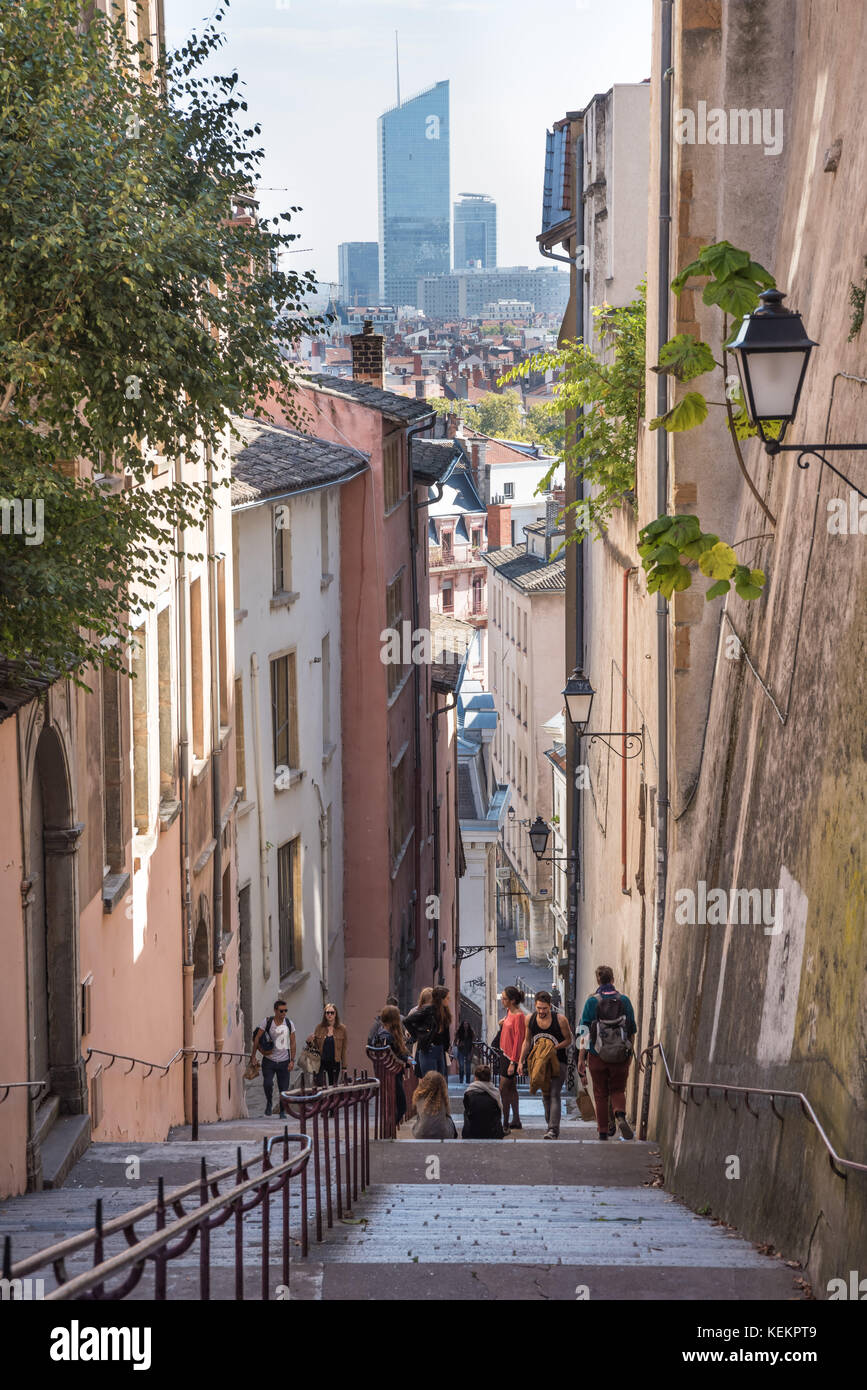 Lione, Rue Montauban auf den Fourviere-Hügel, im Hintergrund die Hochhäuser von Lyon-Part-Dieu - Lyon, Rue Montauban al colle Fourviere, le torri Foto Stock