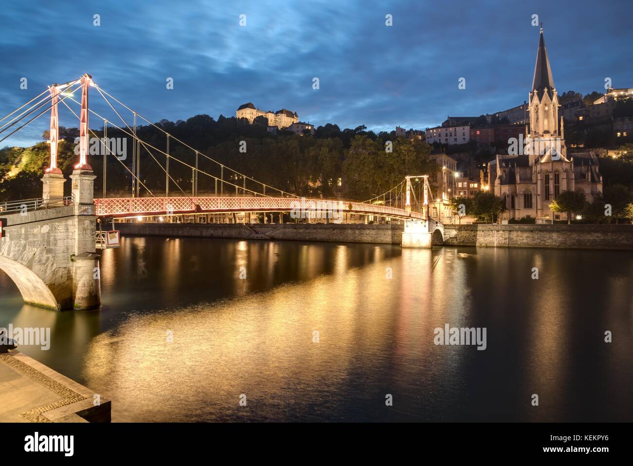 Lione, Saone, Passerelle St Georges und Eglise Saint Georges - Lyon, Saone, Passerelle St Georges e Saint Georges Chiesa Foto Stock