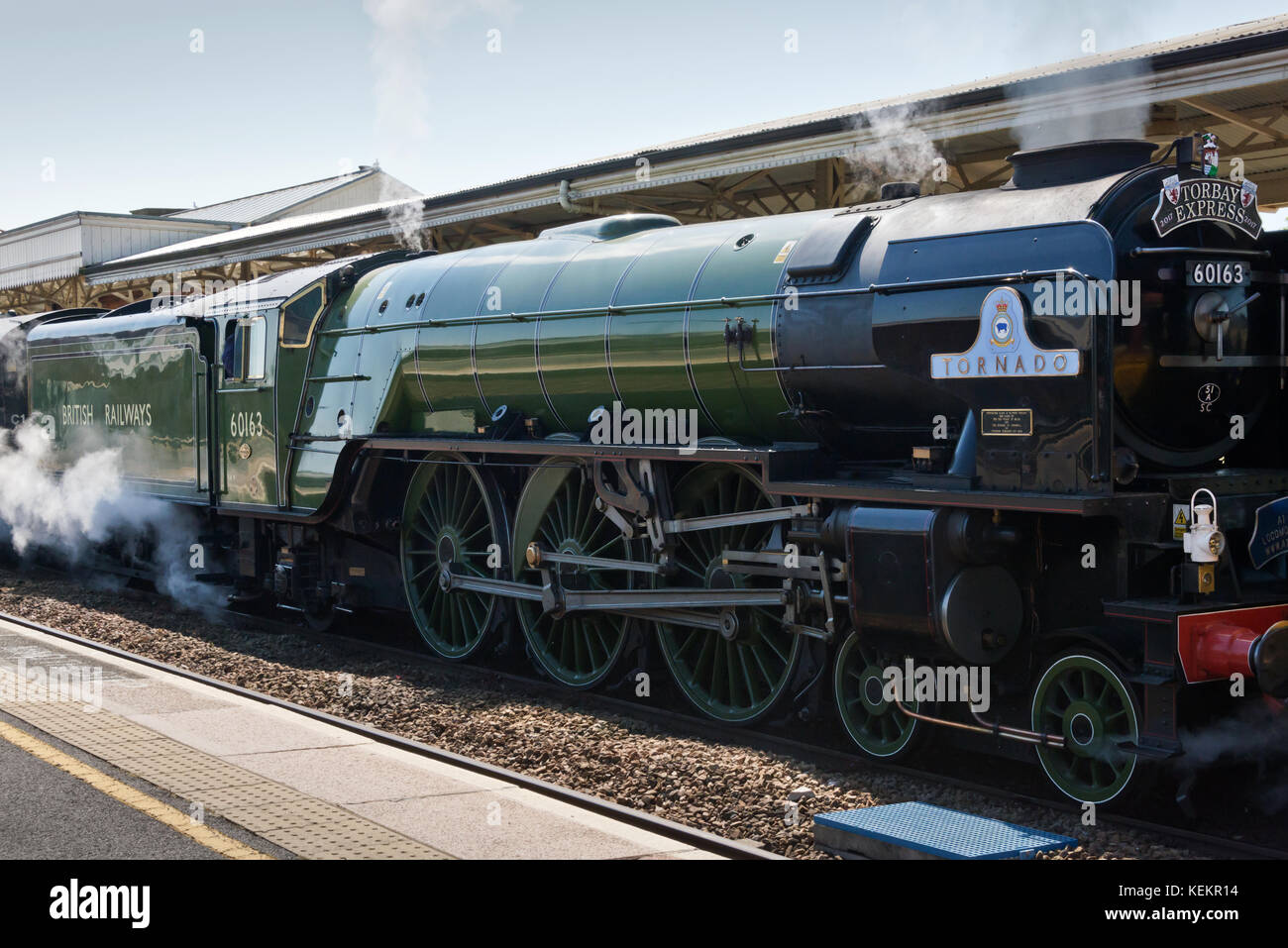 Il motore di vapore il 'Tornado' fermato a Taunton stazione ferroviaria per assumere acqua mentre si tira il Torbay Express in estate 2017 Foto Stock