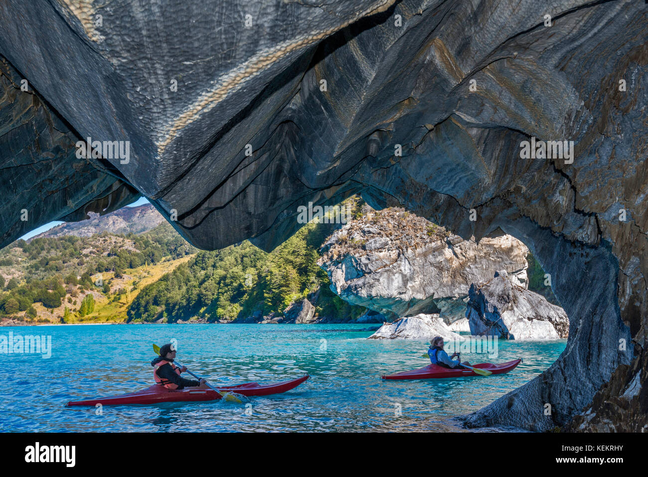 Giovani donne in kayak a cave di marmo Cuevas de Marmol, Lago General Carrera, Patagonia, Cile Foto Stock