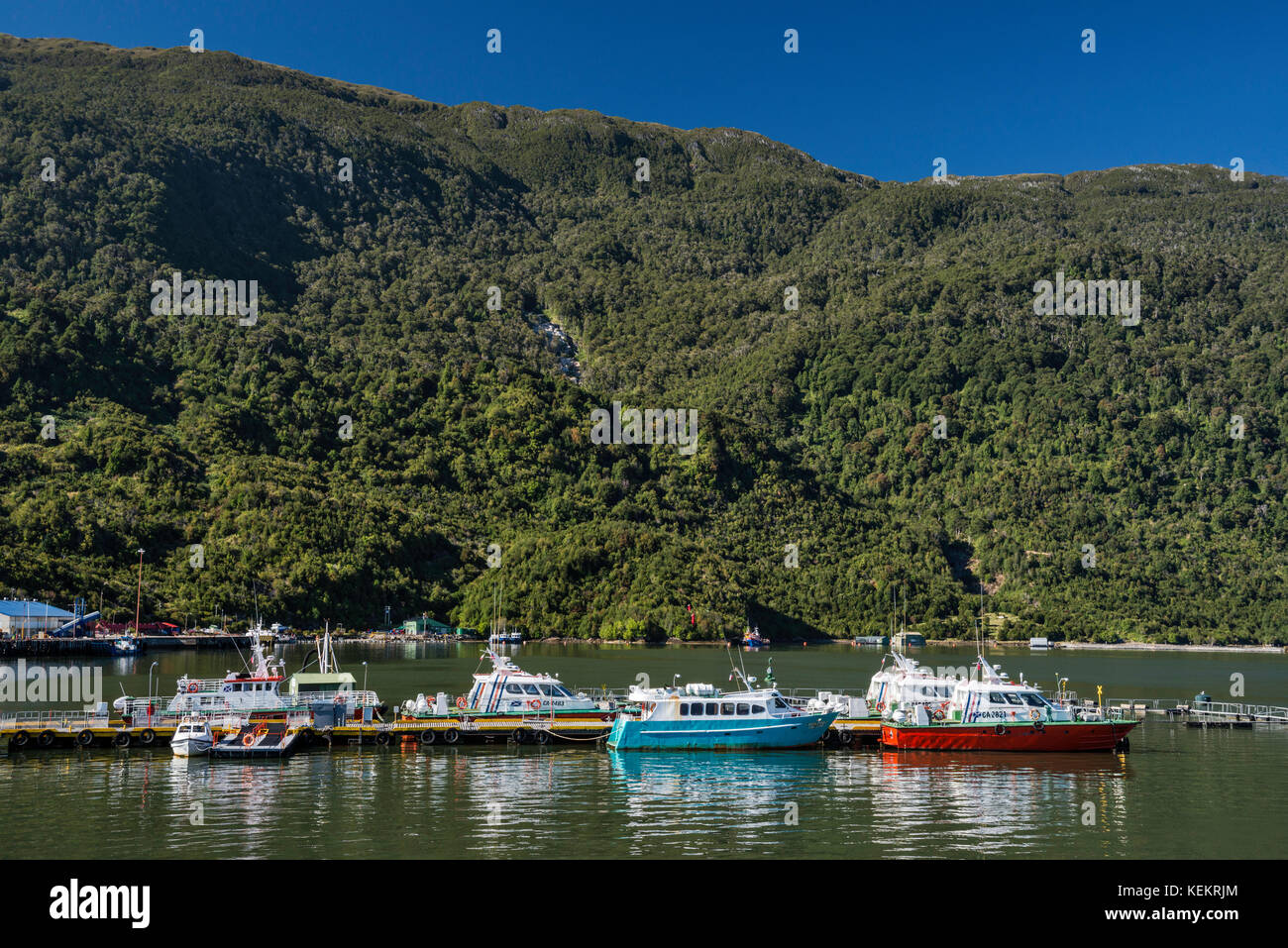 Barche ormeggiate nel porto di Puerto Chacabuco, Aisen fiordo, Valdivian foreste pluviali temperate, Aysen Regione, Patagonia, Cile Foto Stock