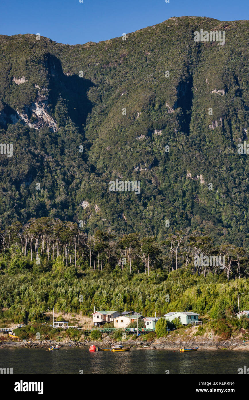 Villaggio di Puerto Gaviota su Canal Puyuhuapi, Valdivian foreste pluviali temperate, a Isla Magdalena, Aysen Regione, Patagonia, Cile Foto Stock