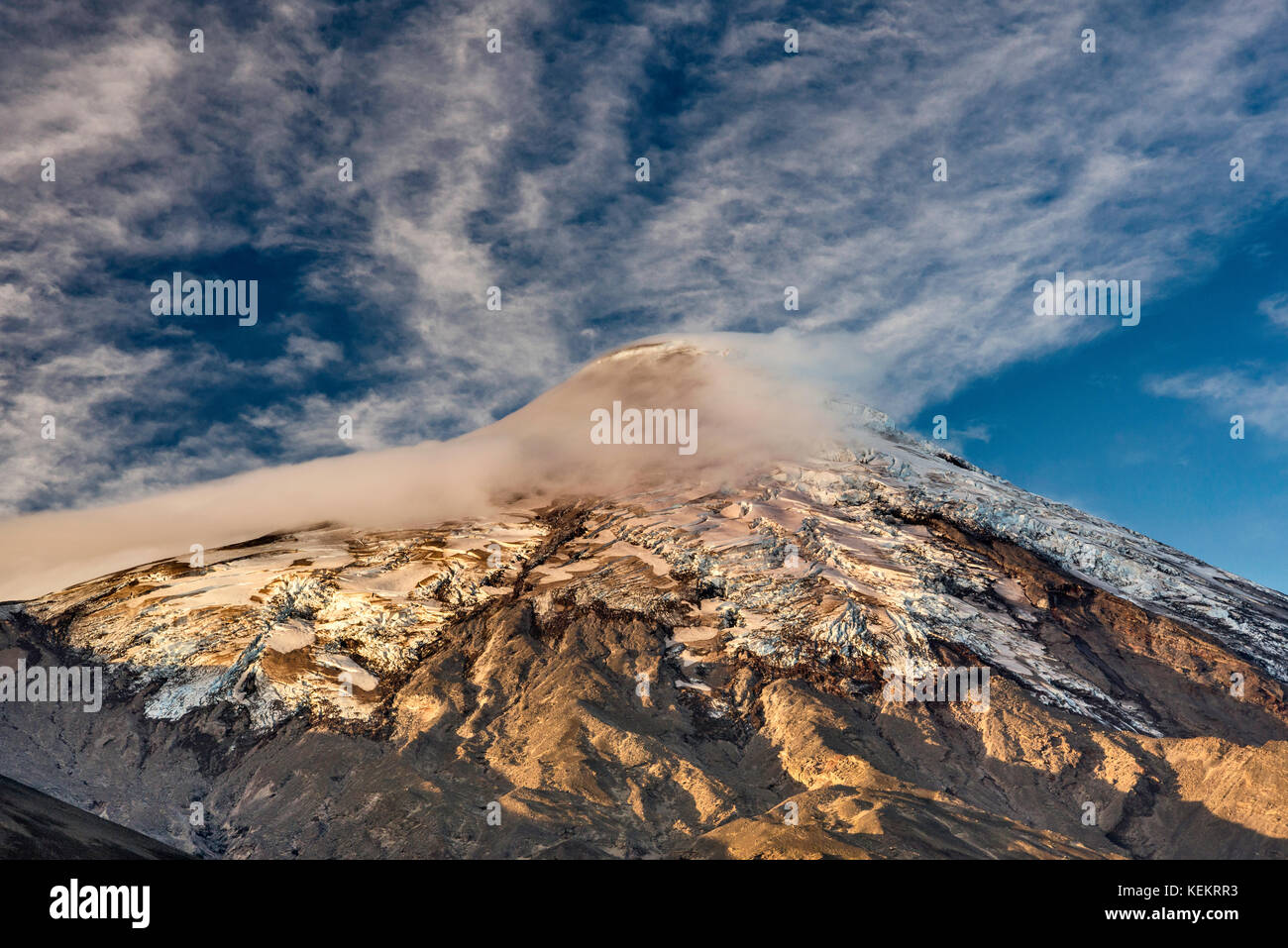 Cratere a Volcan Osorno al tramonto, parco nazionale di Vicente Perez Rosales, Los Lagos Regione, Patagonia, Cile Foto Stock