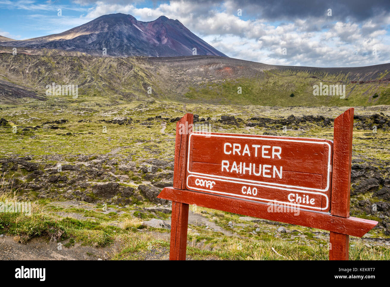 Segno a Raihuen cratere sottostante Volcan Casablanca, Puyehue National Park, Los Lagos Regione, Patagonia, Cile Foto Stock
