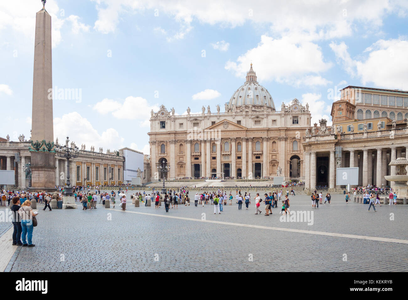 Città del Vaticano, Vaticano - 16 settembre 2010: Turisti nella piazza di fronte alla cattedrale di San Pietro, una delle chiese più visitate al mondo Foto Stock