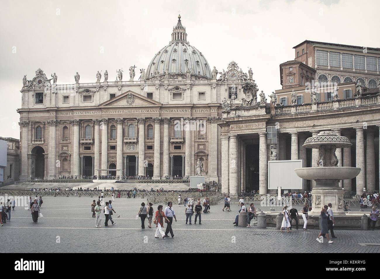 Città del Vaticano, Vaticano - 16 settembre 2010: Turisti nella piazza di fronte alla cattedrale di San Pietro, una delle chiese più visitate al mondo Foto Stock