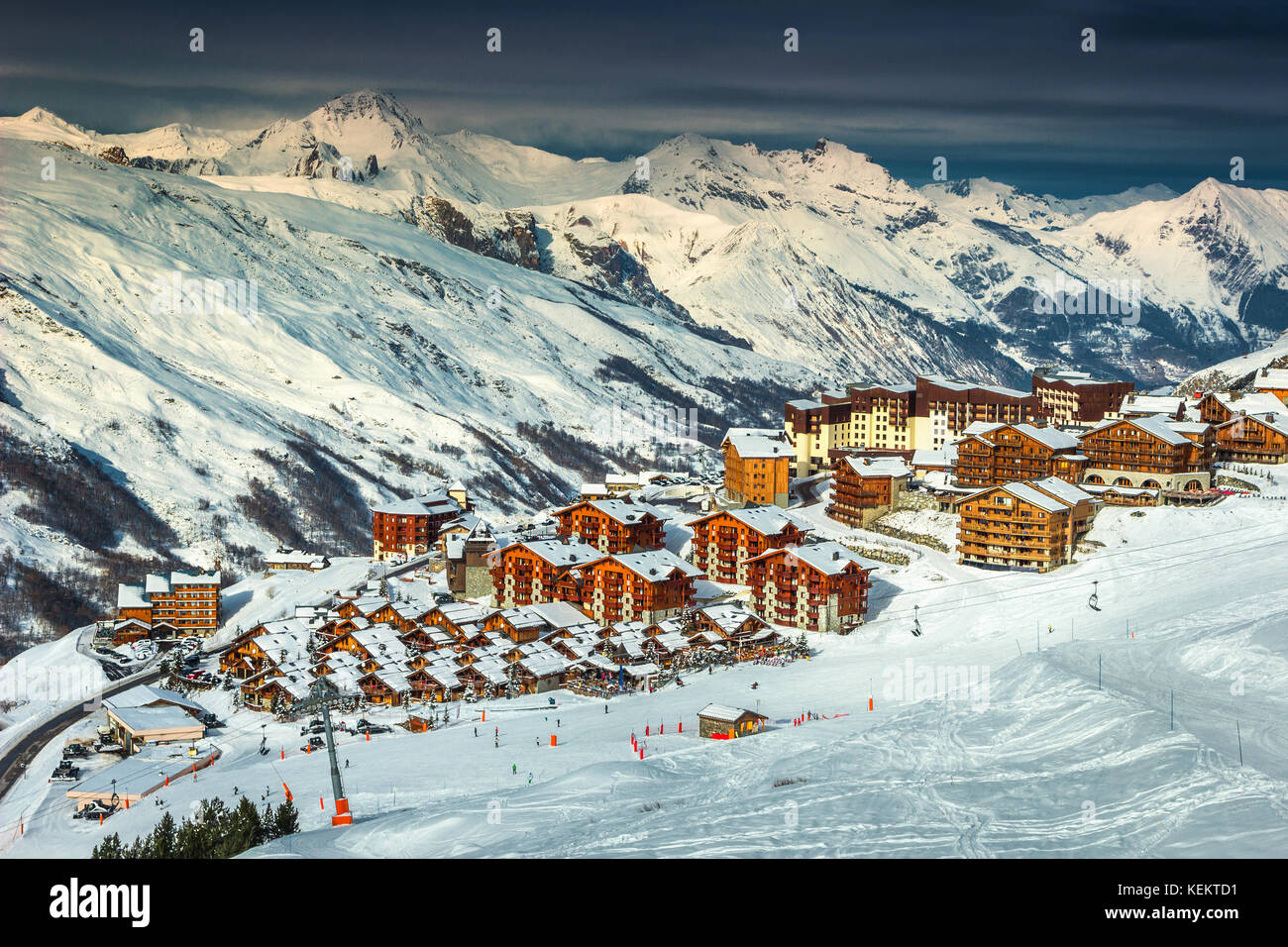 Incredibile paesaggio invernale e ski resort con alpine tipiche case in legno nelle Alpi francesi, les menuires, 3 vallees, Francia, Europa Foto Stock