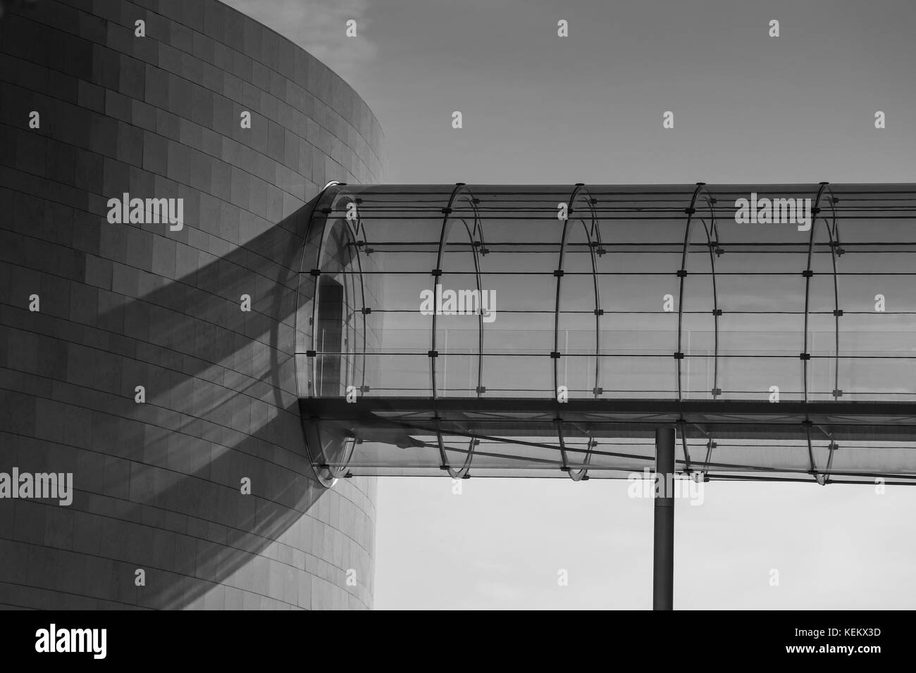 Un tunnel di vetro bridge in un edificio moderno Foto Stock