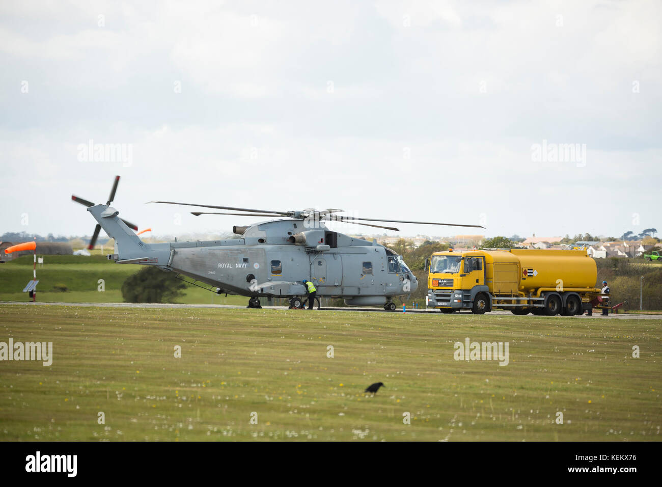 Fleet Air Arm Agusta Westland Merlin HM1 Massa in elicottero il rifornimento di carburante con motori funzionanti RNAS Culdrose Foto Stock
