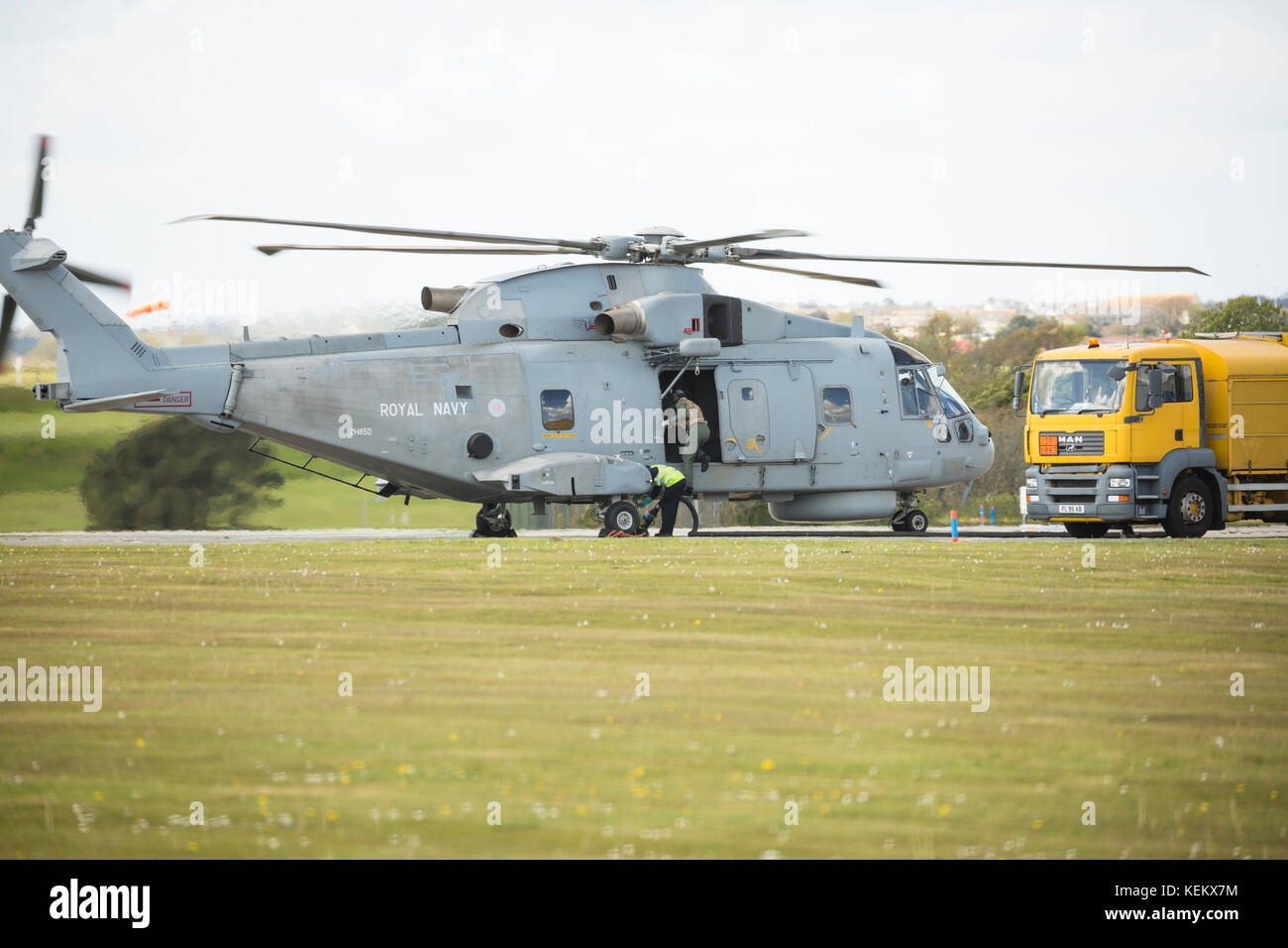 Fleet Air Arm Agusta Westland Merlin HM1 Massa in elicottero il rifornimento di carburante con motori funzionanti RNAS Culdrose equipaggio di arrampicata in porta di cabina Foto Stock