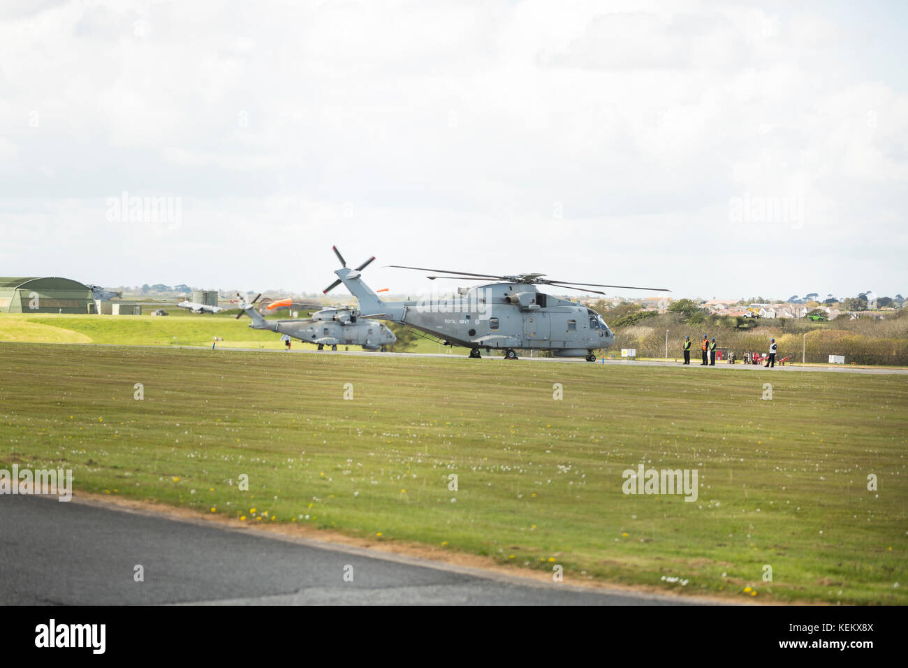 Coppia di Fleet Air Arm Agusta Westland Merlin HM1 elicottero suolo correndo RNAS Culdrose Foto Stock