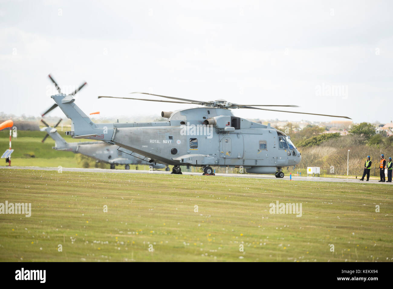 Coppia di Fleet Air Arm Agusta Westland Merlin HM1 elicottero suolo correndo RNAS Culdrose Foto Stock