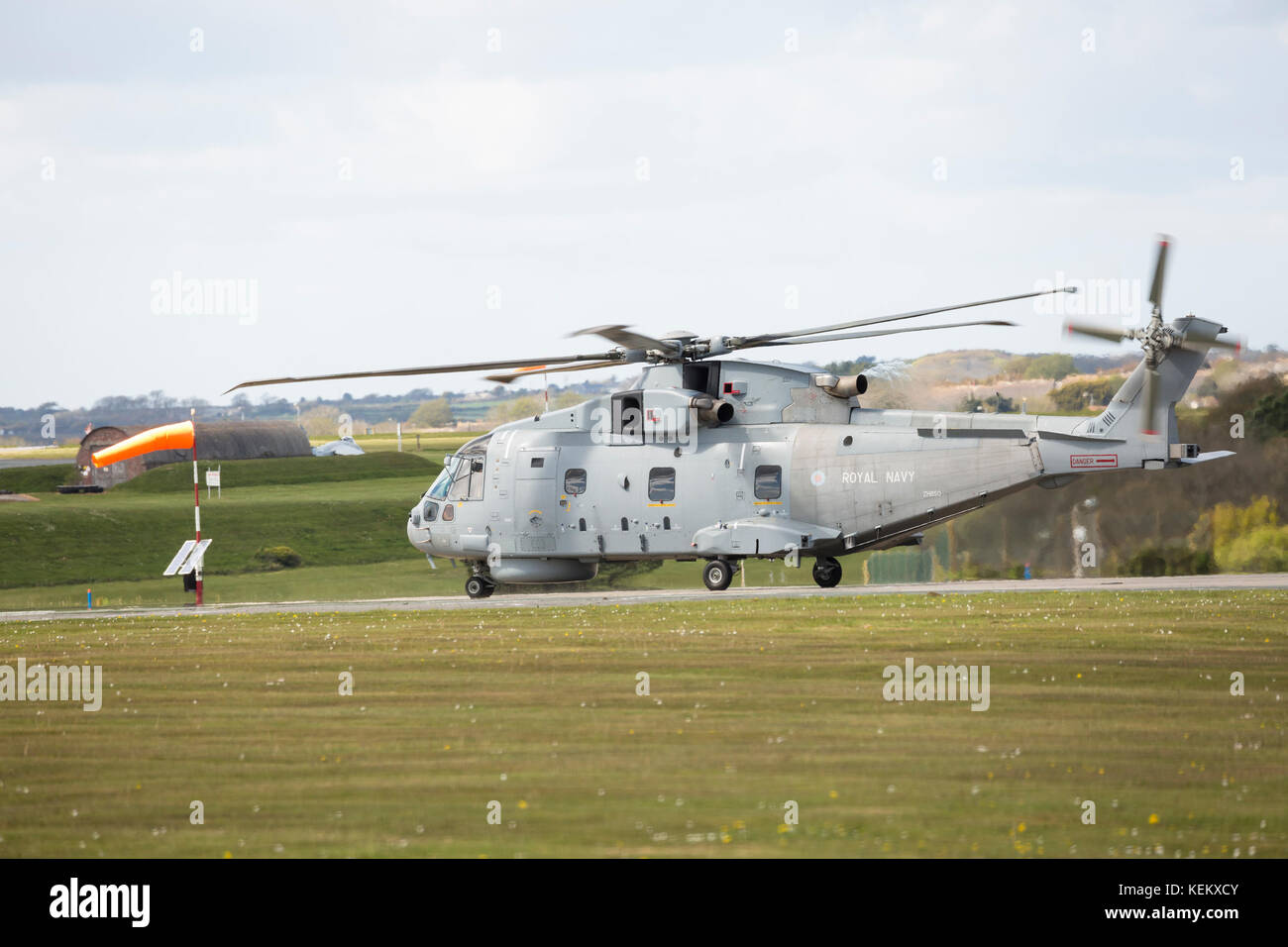 Fleet Air Arm Agusta Westland Merlin HM1 massa elicottero rullaggio RNAS Culdrose Foto Stock