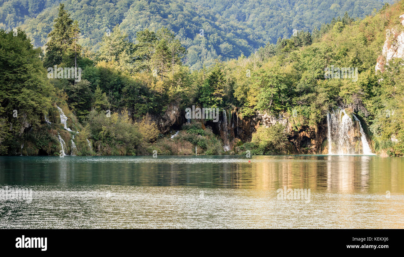 Laghi superiori alle cascate del parco nazionale dei laghi di Plitvice, Croazia Foto Stock