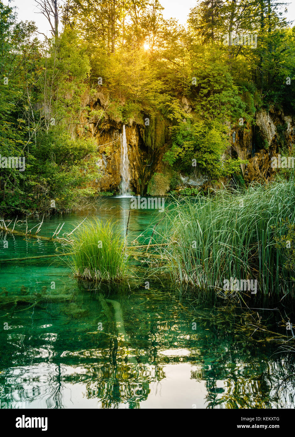 Tramonto su una cascata nel parco nazionale dei laghi di Plitvice, Croazia Foto Stock