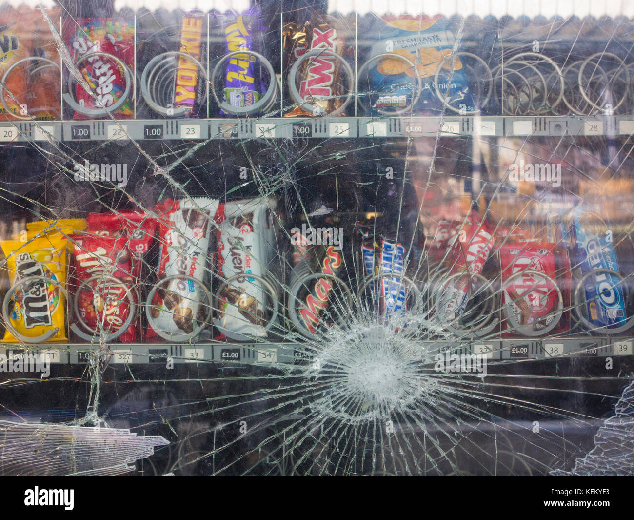 Un fracassato distributore su una piattaforma della stazione Foto Stock