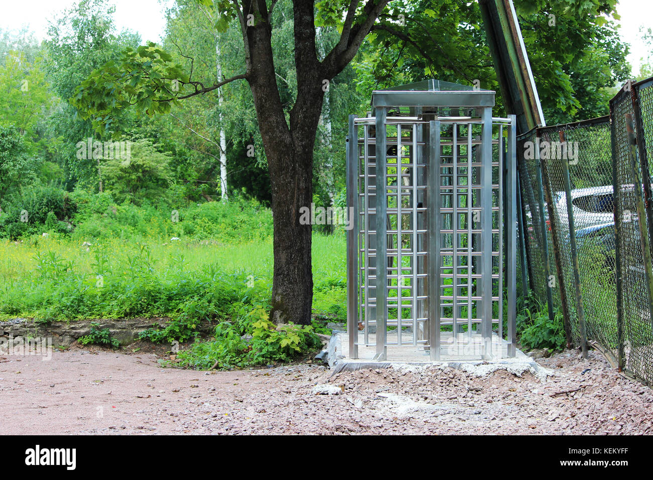 Tornello a tutta altezza elettromeccanico del rotore è installato all'entrata del parco di gatchina per controllare e limitare la corsa di biciclette Foto Stock