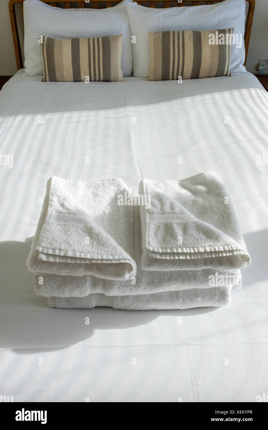 Piegare gli asciugamani su un letto Foto stock - Alamy