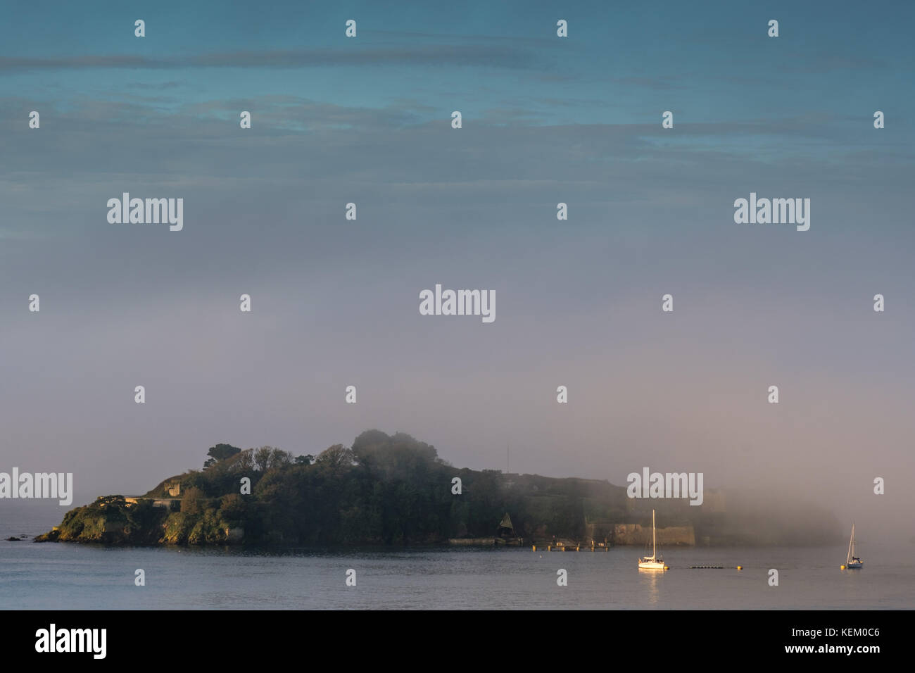 Buste di nebbia di Drake's Island, Plymouth Sound, Plymouth, Devon, Inghilterra, Regno Unito Foto Stock