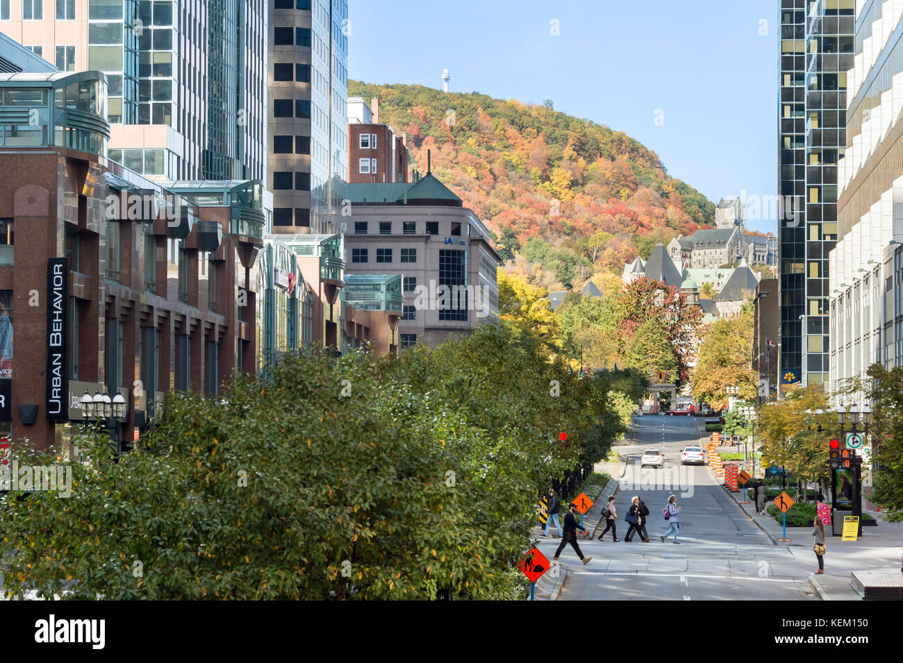 Montreal, Canada - 22 ottobre 2017: mcgill college avenue da Place Ville Marie, in caduta con mont royal nella distanza. Foto Stock