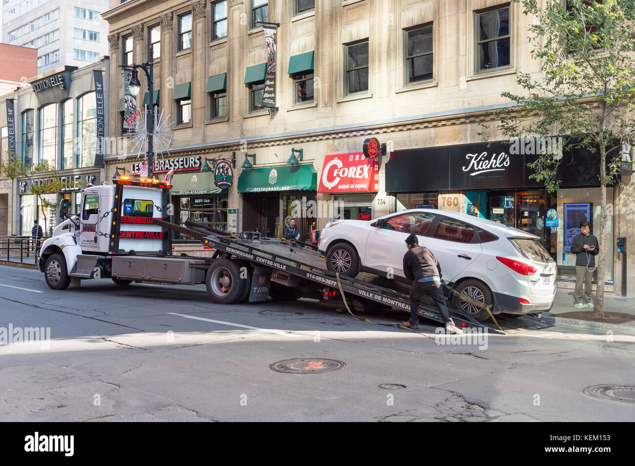 Montreal, ca - 22 ottobre 2017: carrello di traino il traino di una vettura sulla Ste Catherine Street Foto Stock