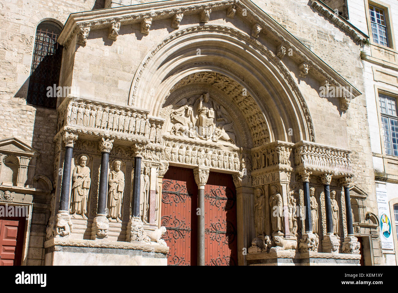 La chiesa di San Trophime, una chiesa cattolica romana e la ex Cattedrale costruita tra il XII secolo e il XV secolo nella città di Arles, fra Foto Stock