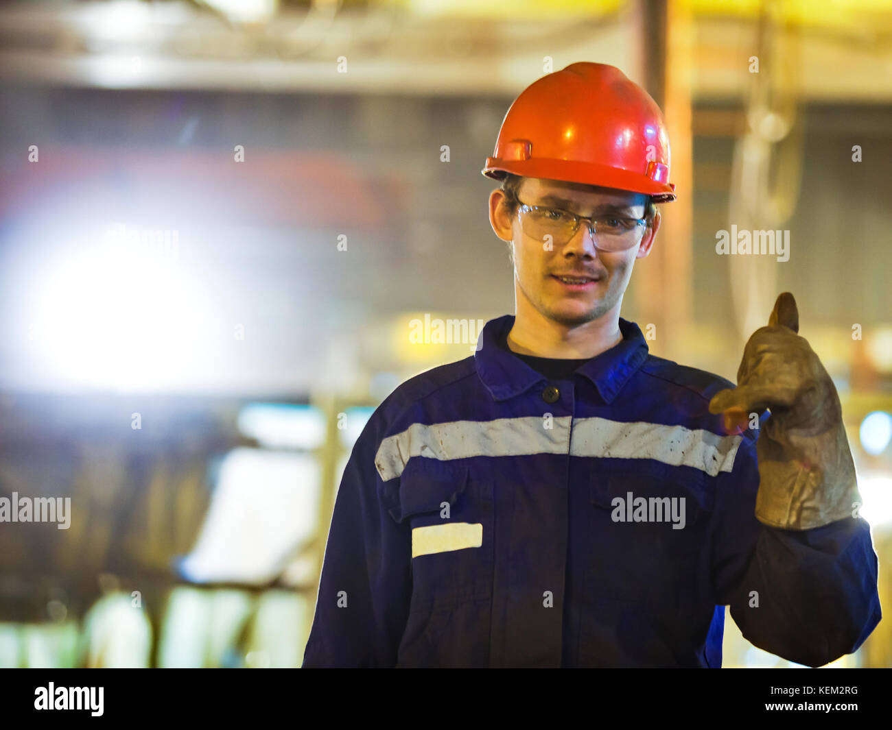 I lavoratori e i montatori saldatori in abbigliamento protettivo e un casco. Lavorando in esercizio impianti industriali. Foto Stock