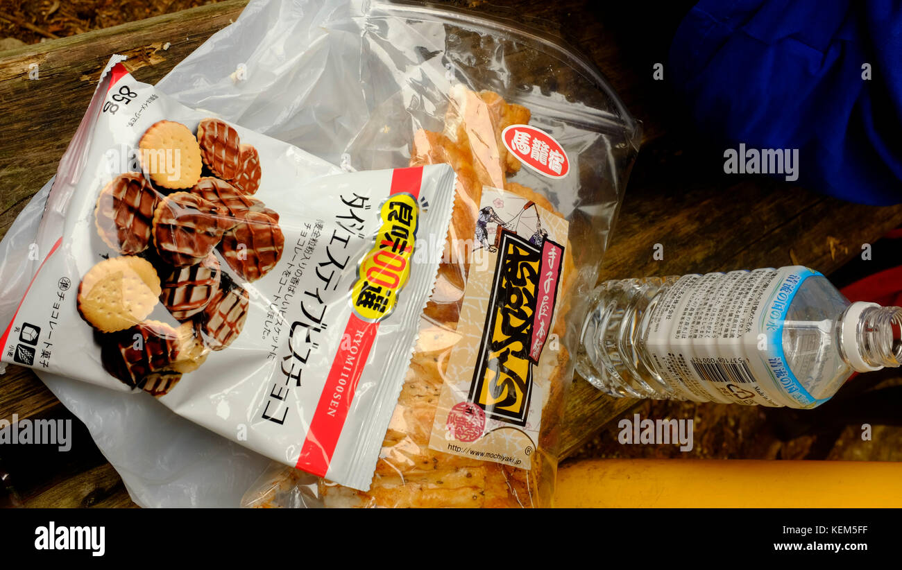 Pranzo al sacco con biscotti acqua in bottiglia e un sacco di involucri di plastica durante le escursioni in Giappone Foto Stock