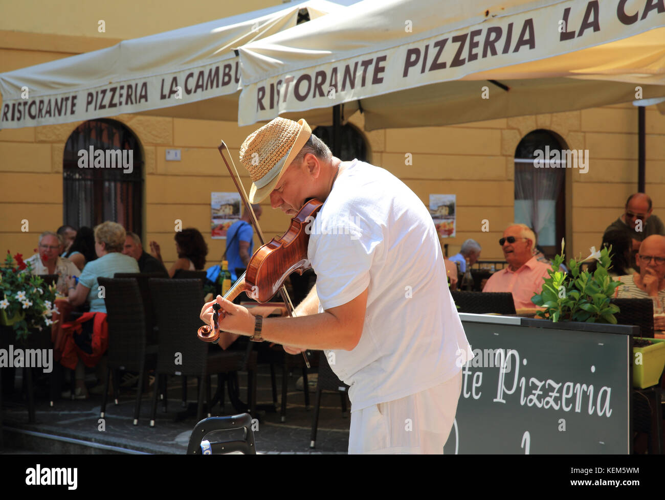 Musicista che gioca a Malcesine, sul Lago di Garda in Lombardia, regione del nord Italia Foto Stock