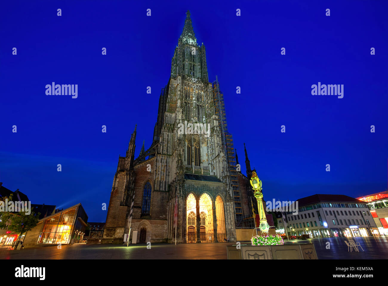 Ulm Lutheran chiesa, la chiesa più alta del mondo, visto all'ora blu, la Germania Foto Stock