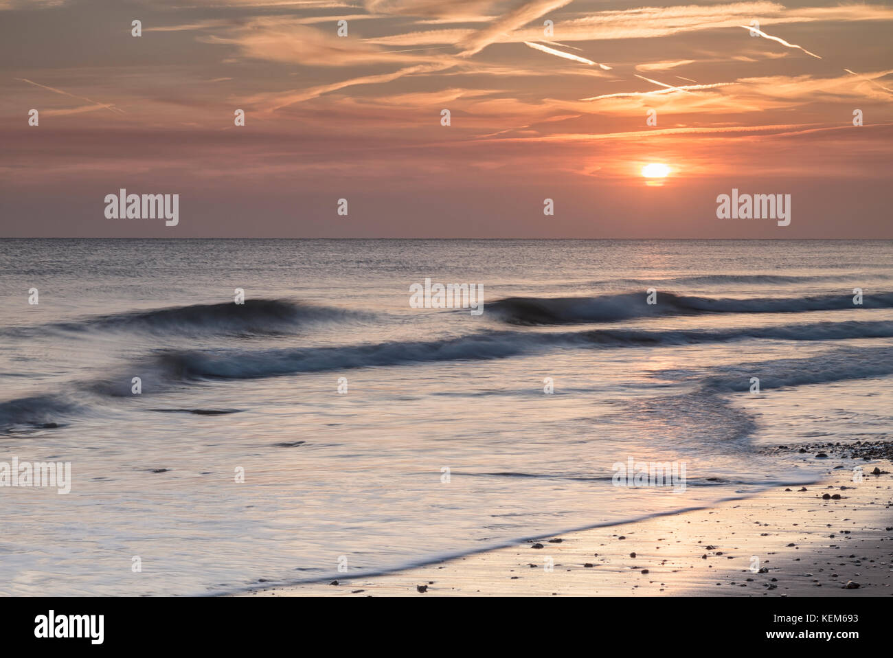 Sunrise a Walcott, sulla costa di Norfolk. Foto Stock